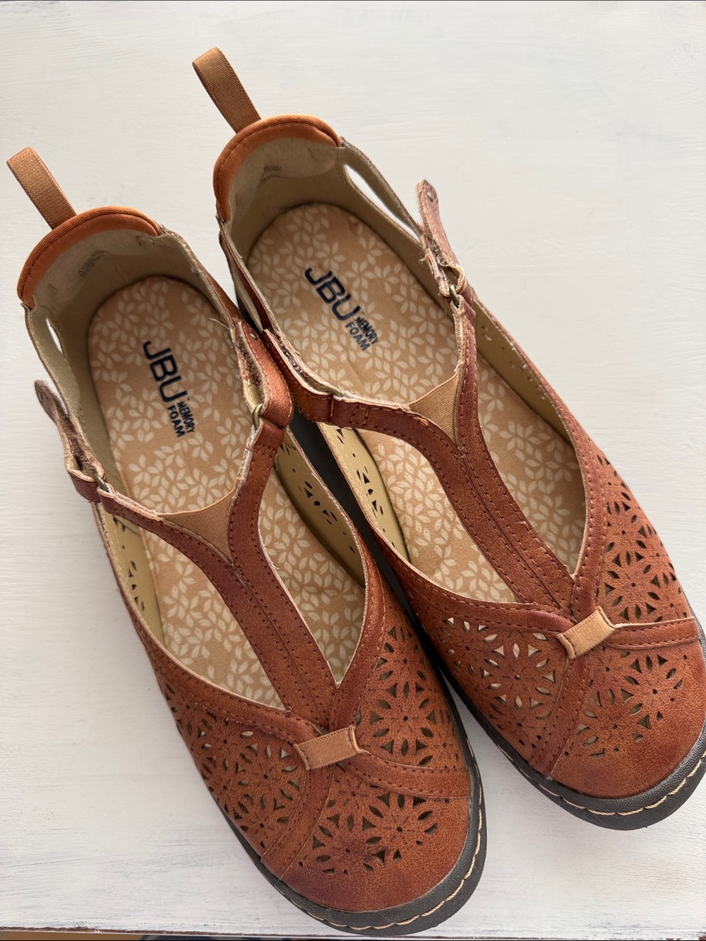 Women’s Size10 Adjustable Shoes.  Brown.  JBU